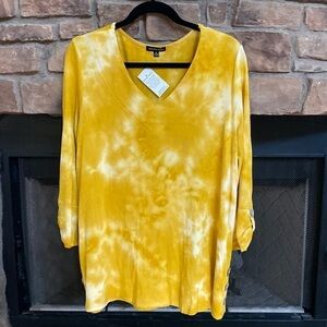 NWT Chacha Vente yellow and white top with pearlized button detail. 1X